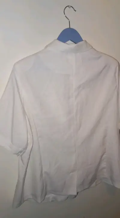 Blazer blanco de mujer con botones dorados - miniatura 4