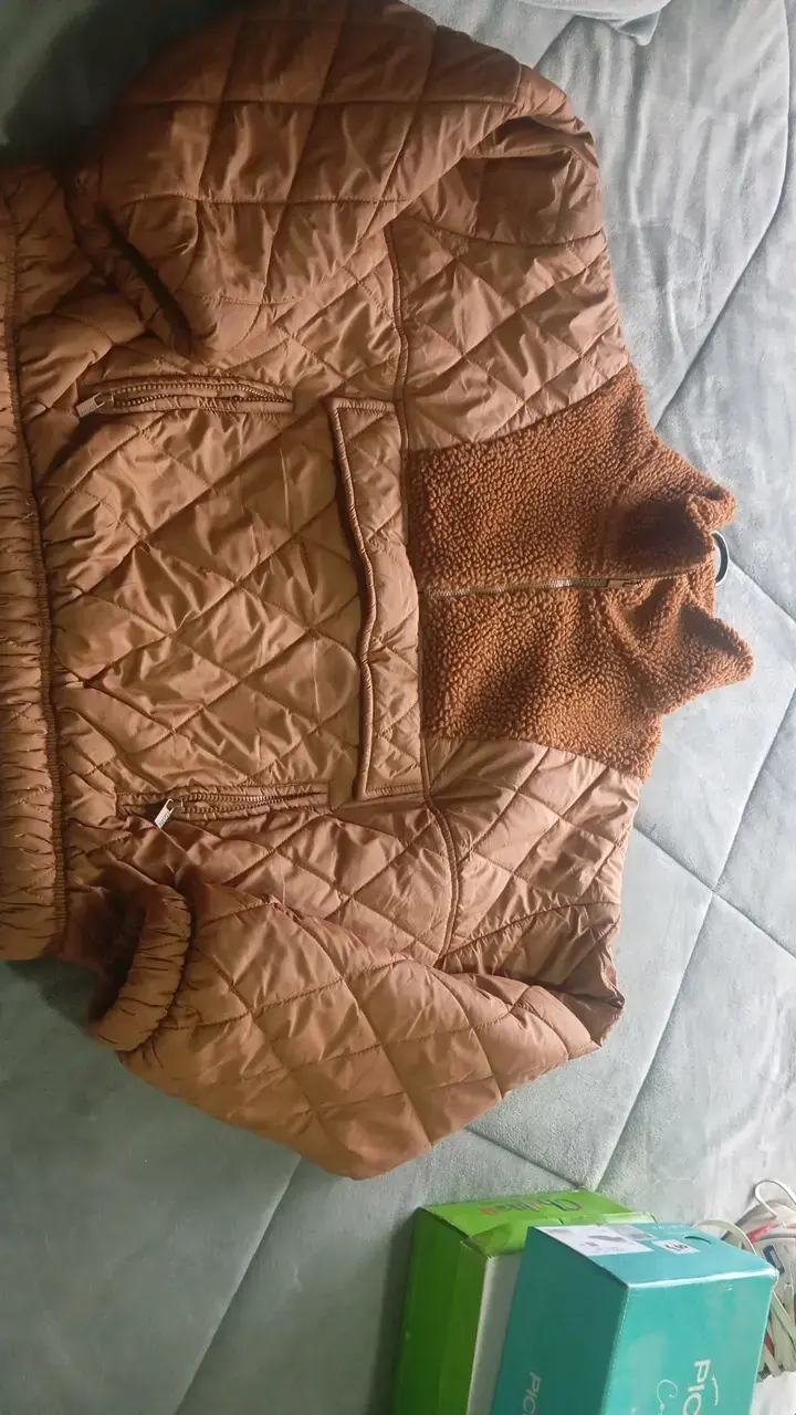 Chaqueta acolchada marrón con forro polar