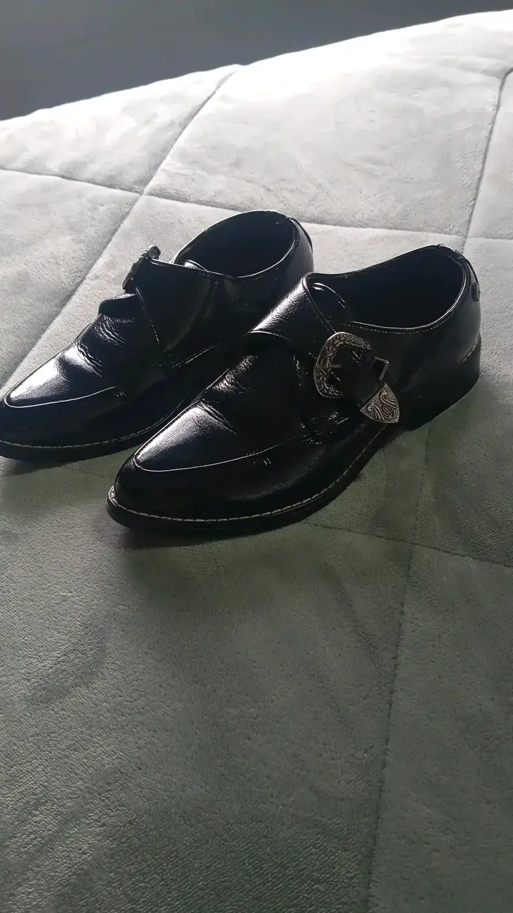 Zapatos de cuero negro con hebilla decorativa