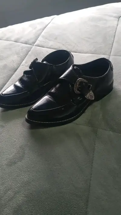 Zapatos de cuero negro con hebilla decorativa - miniatura 1