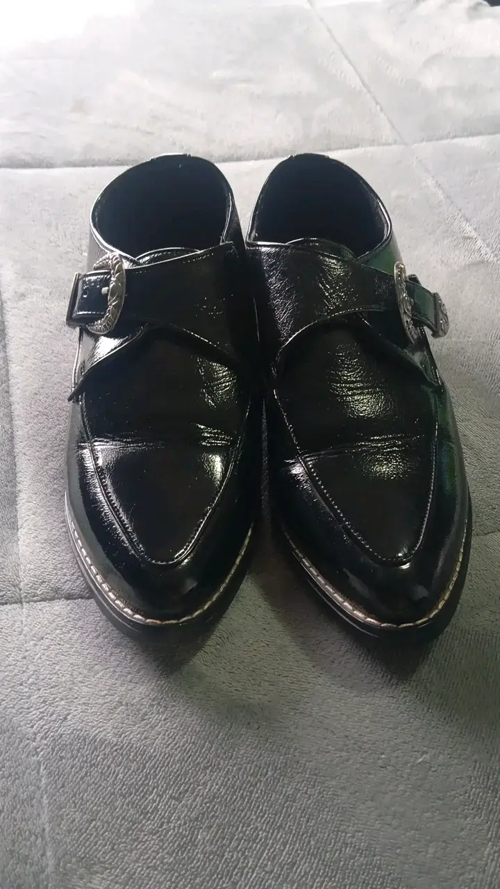 Zapatos de cuero negro con hebilla decorativa - 2