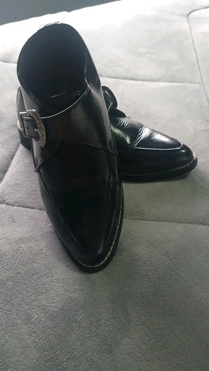 Zapatos de cuero negro con hebilla decorativa - 4