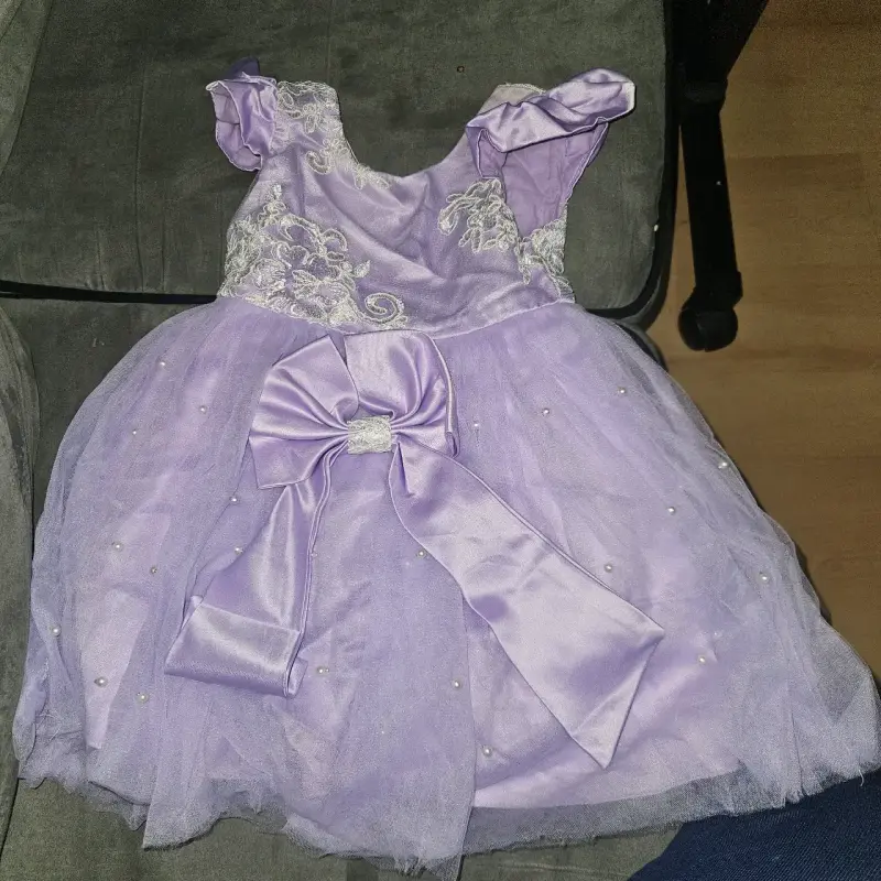 Vestido de fiesta infantil lila con encaje y lazo