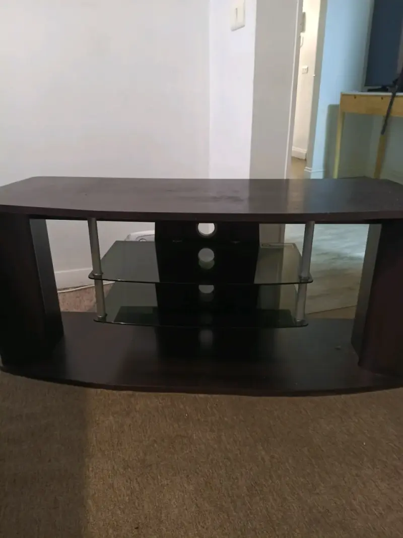 Mesa de TV de madera con estantes de vidrio - 2