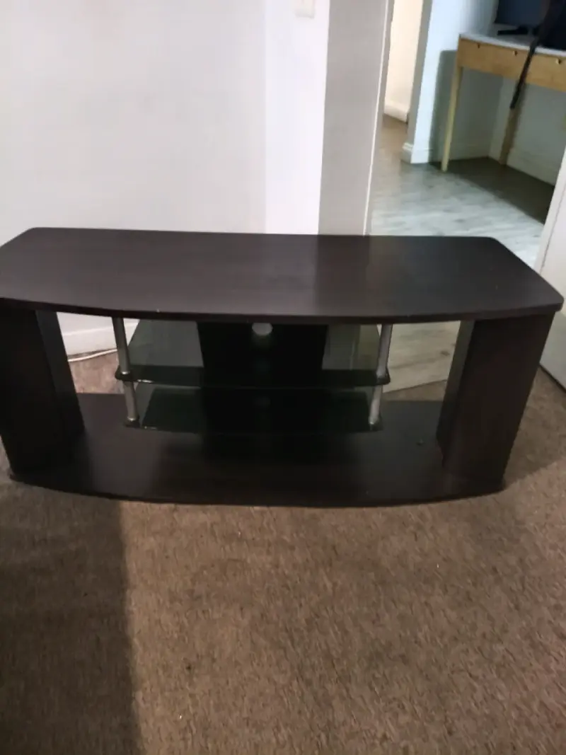 Mesa de TV de madera con estantes de vidrio - 3