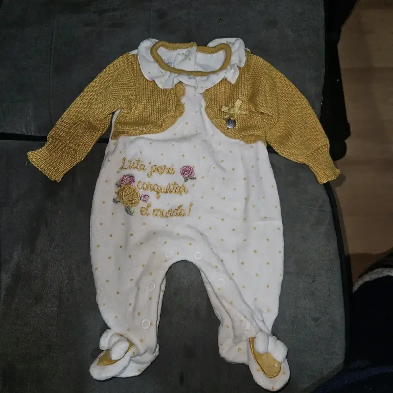 Enterito de bebé con diseño bordado y chaqueta amarilla