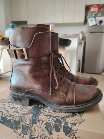 Botas de cuero marrón con hebilla - miniatura 1