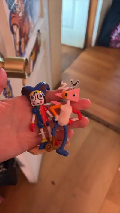 Figuras de colección de personajes coloridos - miniatura 1