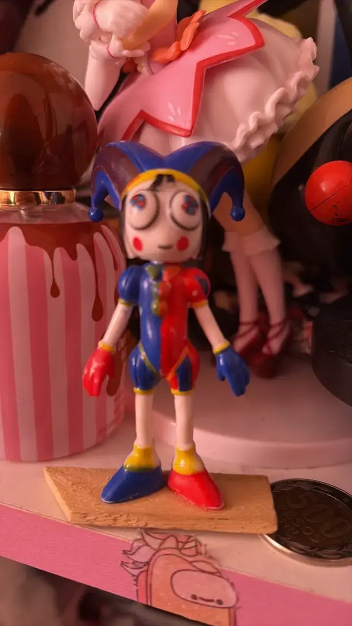Figuras de colección de personajes coloridos - 2