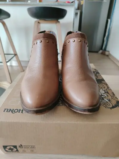 Botines de cuero marrón con tachuelas - miniatura 1