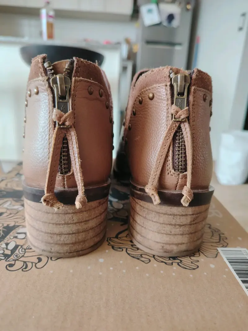 Botines de cuero marrón con tachuelas - 3