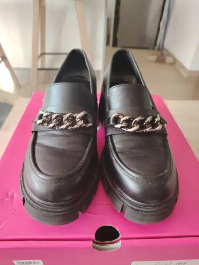 Zapatos mocasines de cuero con cadena - miniatura 1