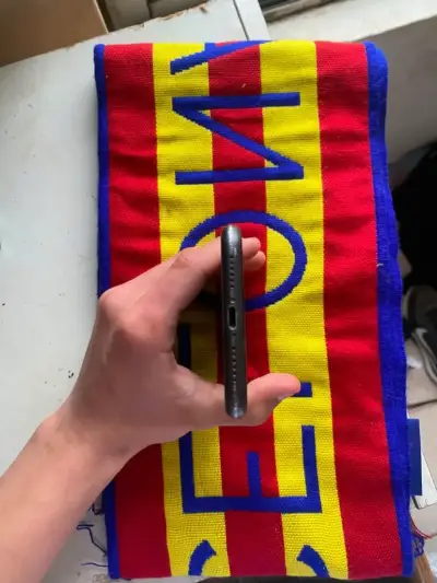 iPhone 11 en buen estado - miniatura 2