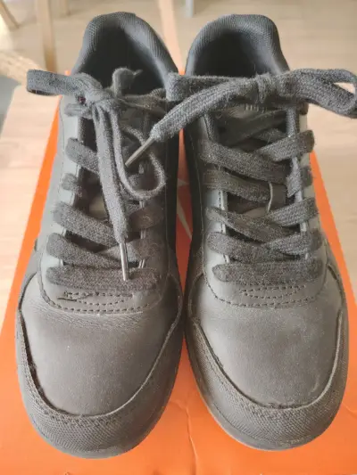 Zapatillas  negras ideales para el colegio - miniatura 1