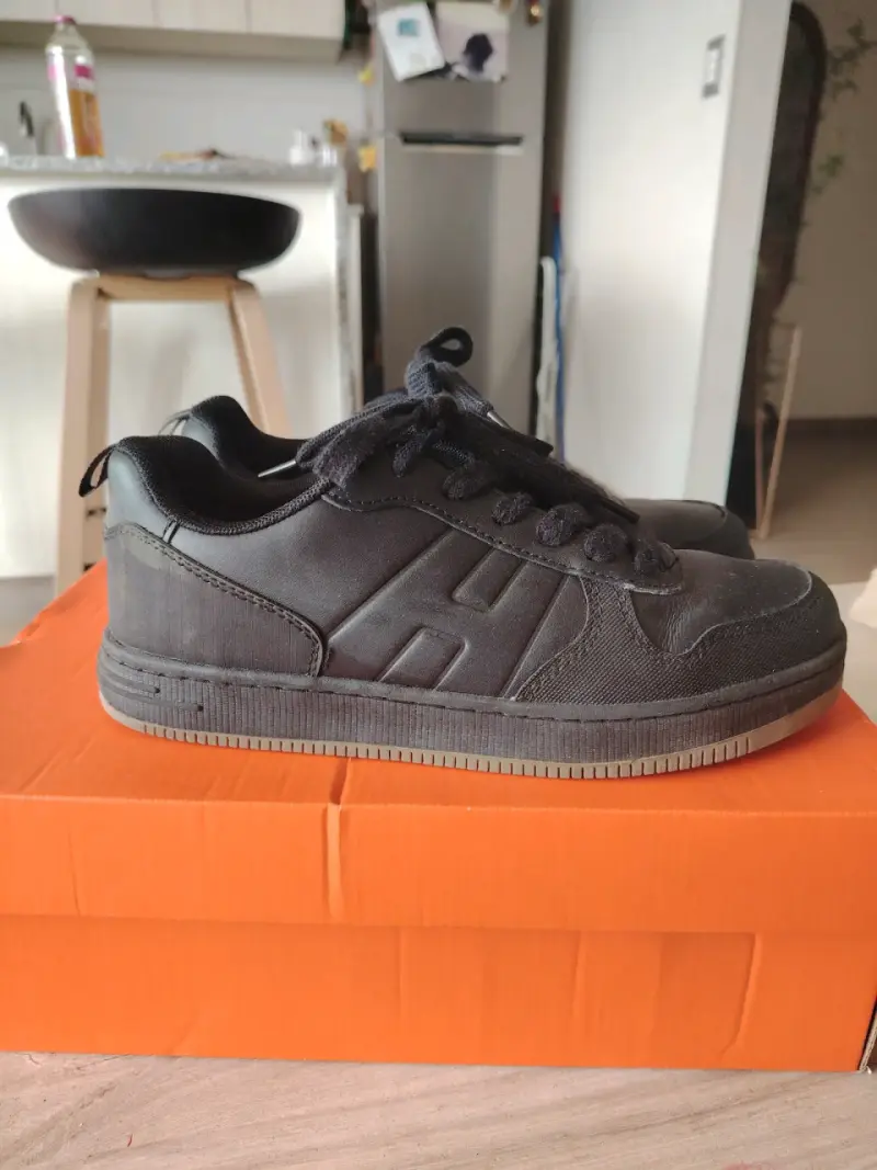 Zapatillas  negras ideales para el colegio - 2