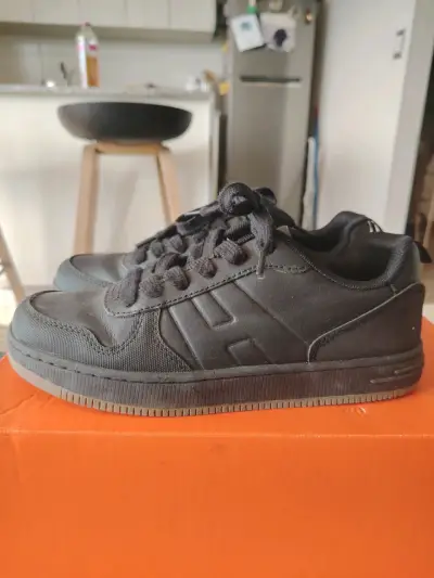Zapatillas  negras ideales para el colegio - miniatura 3