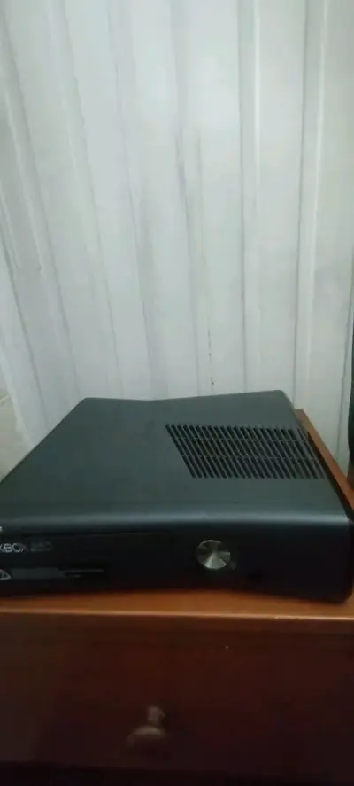 Consola Xbox 360 S en buen estado - miniatura 3