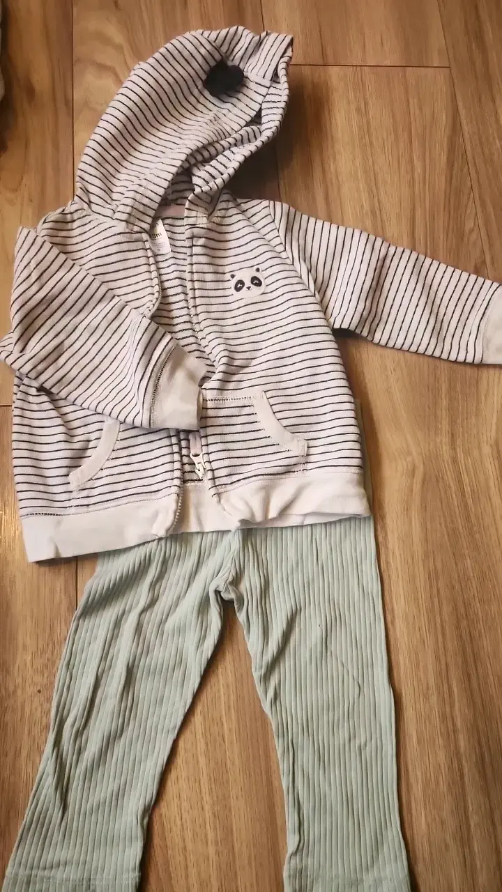 Conjunto de bebé con capucha y pantalón a rayas