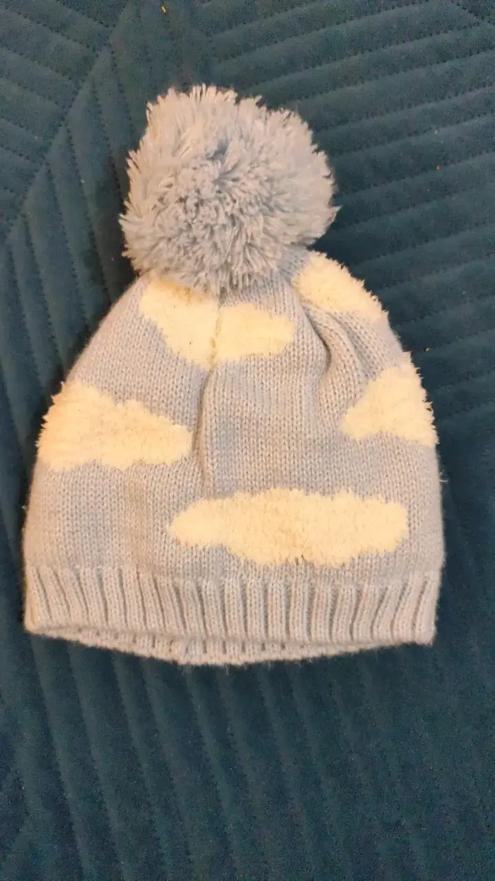 Gorro de lana celeste con pompon y nubes