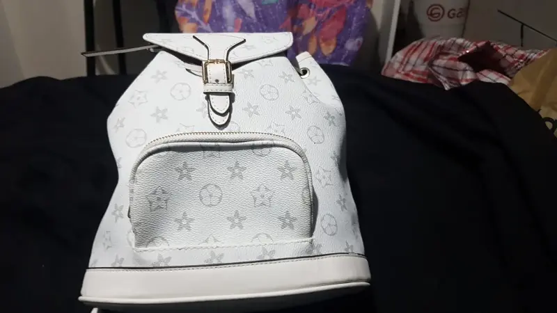 Mochila de cuero sintético blanca con estampado