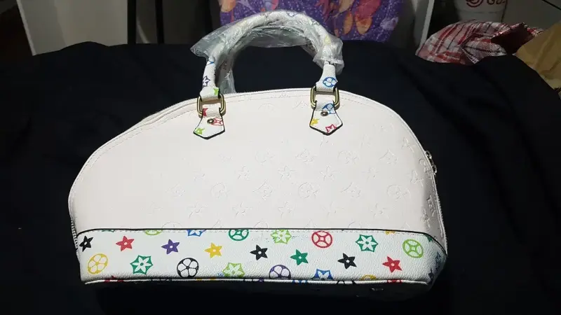 Bolso de mano blanco con diseño colorido