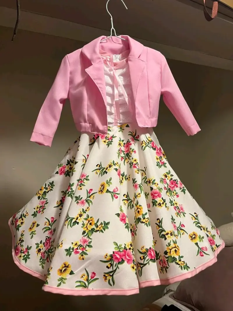 Vestido infantil floral con chaqueta rosa