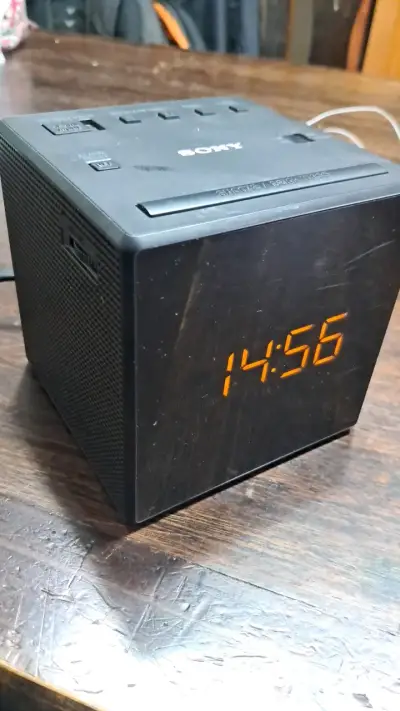 Reloj despertador Sony con radio y pantalla LED - miniatura 1
