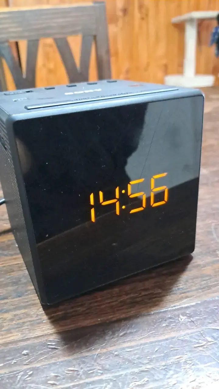 Reloj despertador Sony con radio y pantalla LED - 2