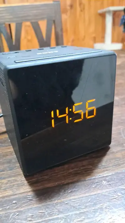Reloj despertador Sony con radio y pantalla LED - miniatura 2
