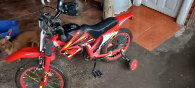 Bicicleta infantil roja con rueditas de apoyo - miniatura 1