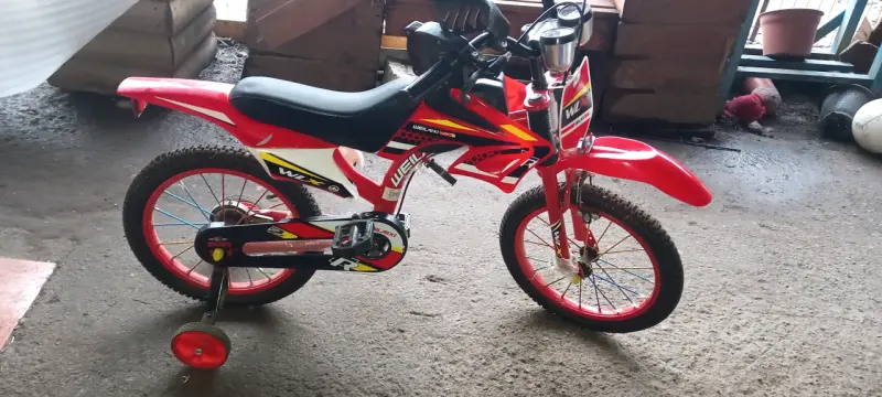 Bicicleta infantil roja con rueditas de apoyo - 3