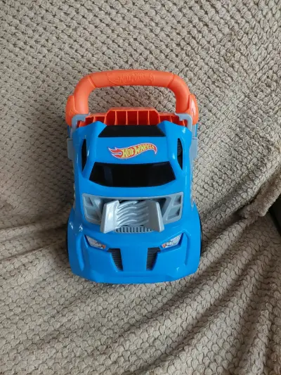 Camión Hot Wheels azul con asa de transporte - miniatura 1