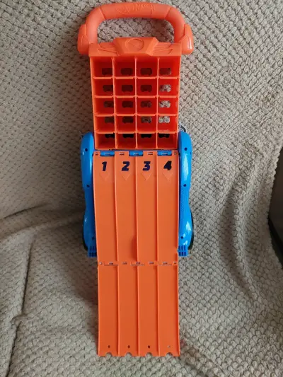 Camión Hot Wheels azul con asa de transporte - miniatura 2
