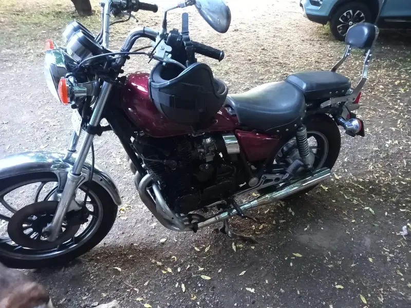 Moto Yamaha clásica en buen estado - 2