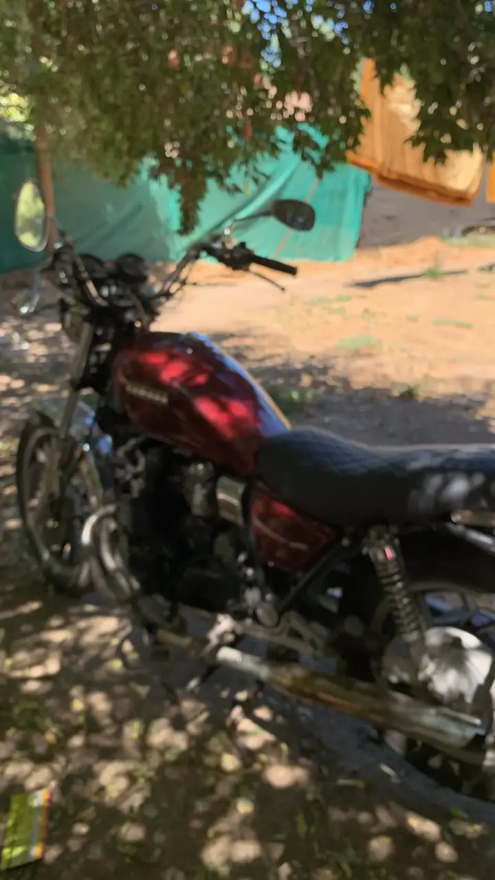 Moto Yamaha clásica en buen estado - 4