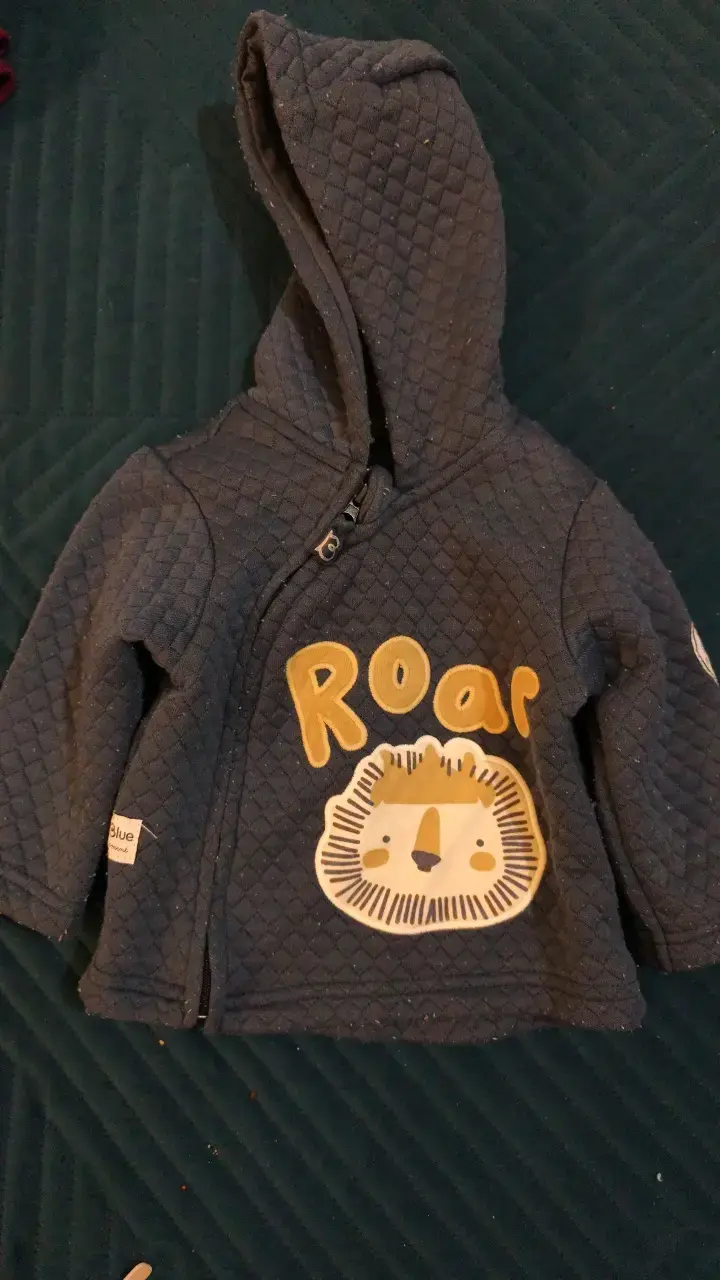 Chaqueta infantil azul con capucha y diseño de león