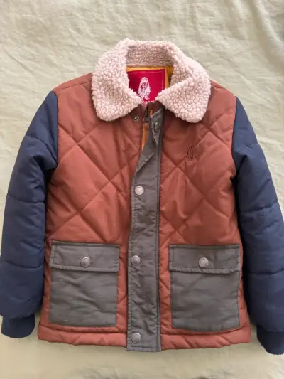 Chaqueta acolchada infantil con cuello de lana - miniatura 1