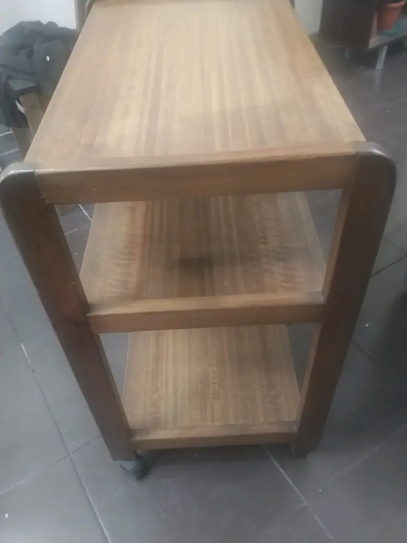 Escritorio de madera con ruedas para tv o pc - 1