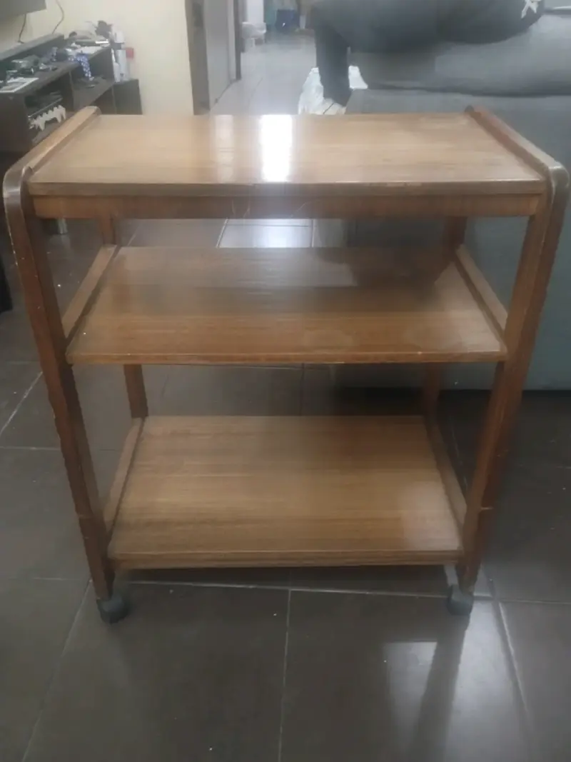 Escritorio de madera con ruedas para tv o pc - 2