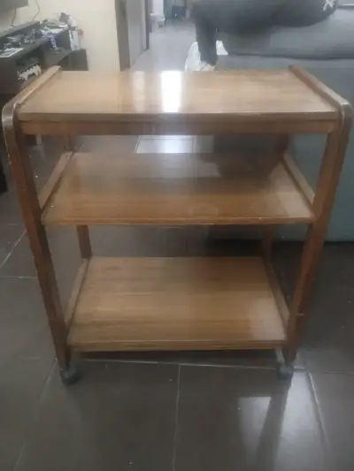 Escritorio de madera con ruedas para tv o pc - miniatura 2