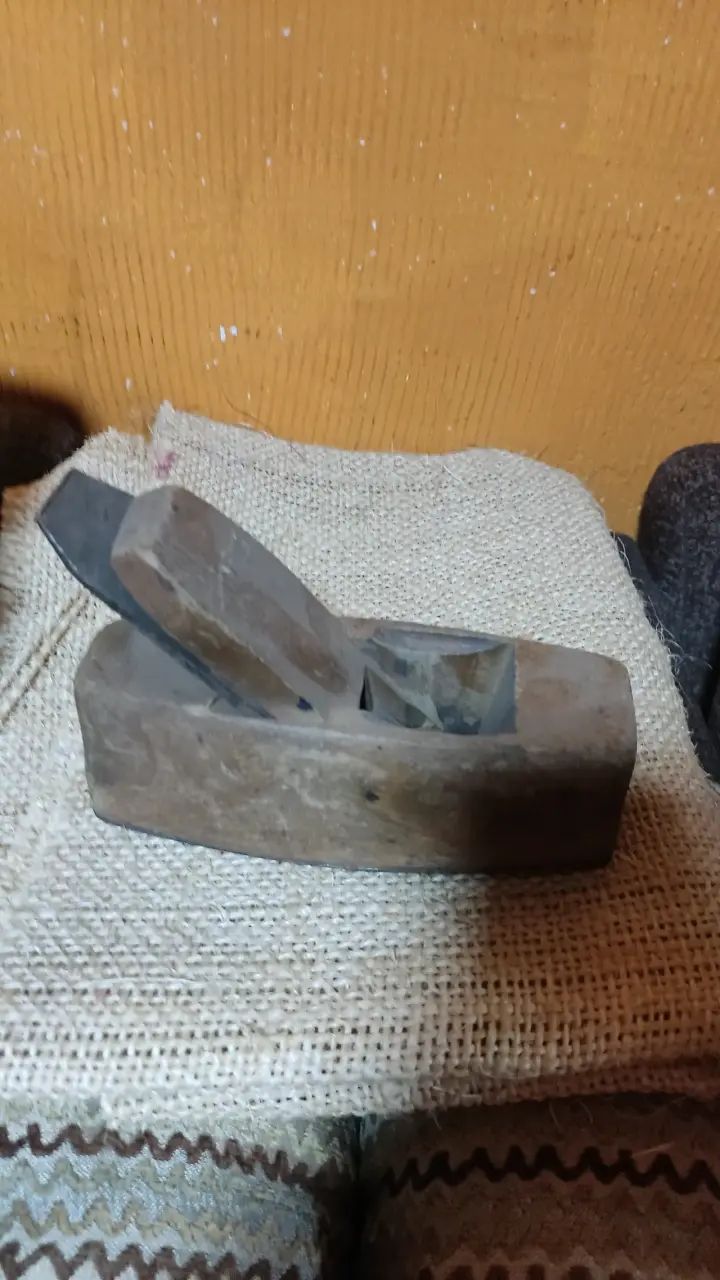 Cepillo de carpintero antiguo de madera - 1