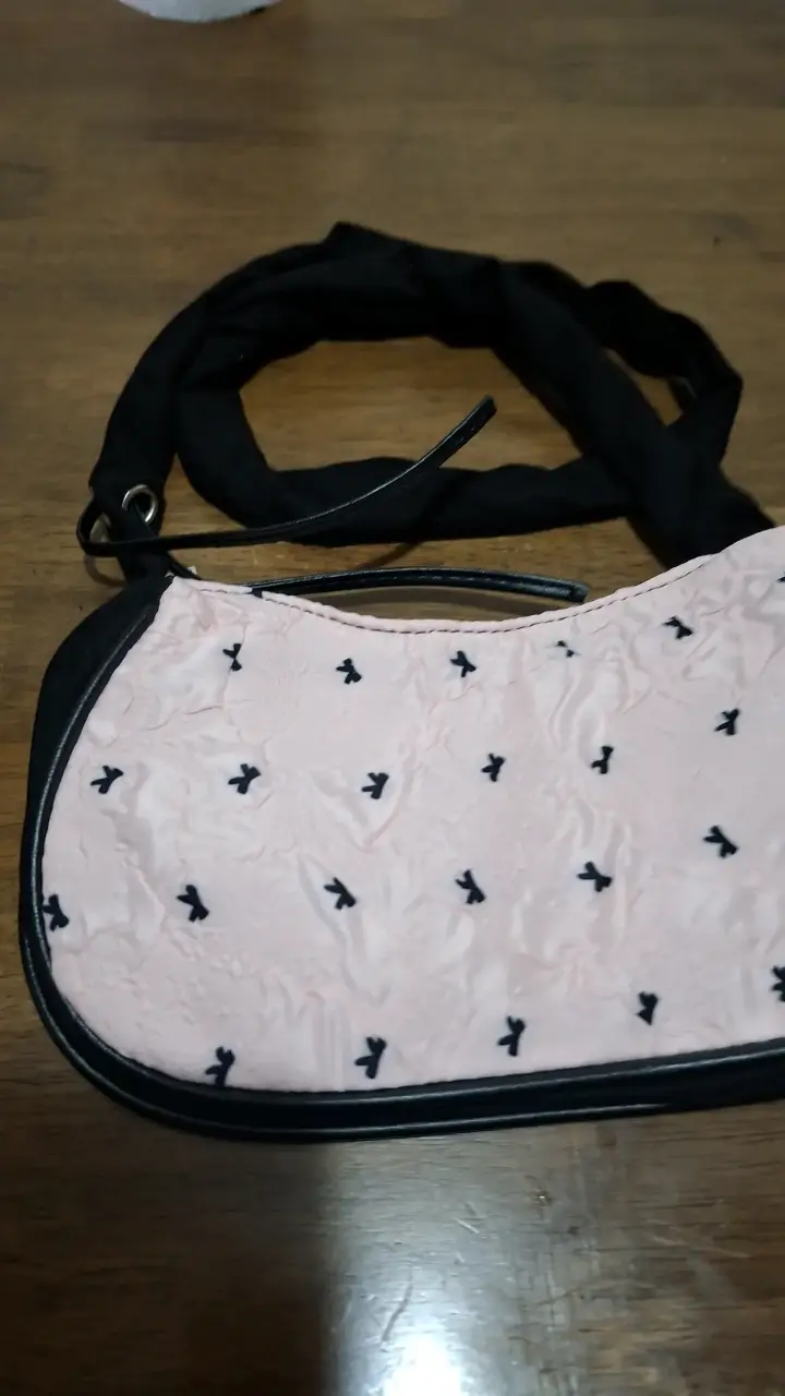 Bolso de hombro rosa con diseño de lazo - 1