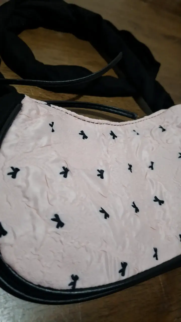 Bolso de hombro rosa con diseño de lazo - 2