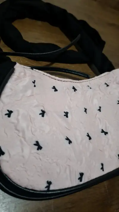 Bolso de hombro rosa con diseño de lazo - miniatura 2