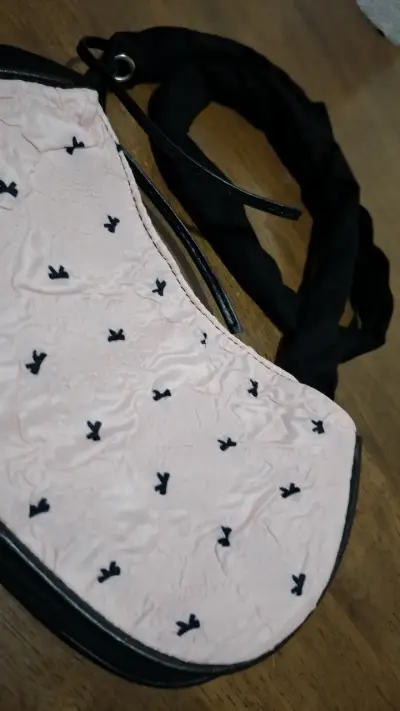 Bolso de hombro rosa con diseño de lazo - miniatura 3