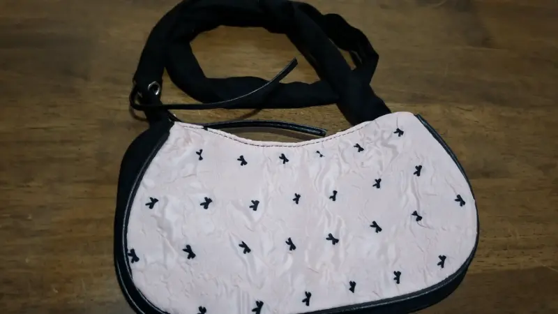 Bolso de hombro rosa con diseño de lazo - 4