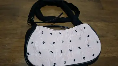 Bolso de hombro rosa con diseño de lazo - miniatura 4
