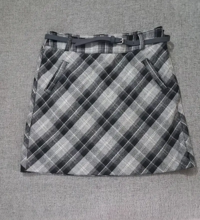 Falda escocesa con cinturón para mujer - 1