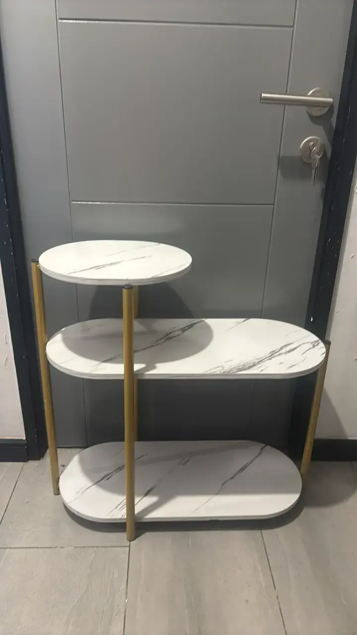Estante decorativo tipo mármol con patas doradas - 1