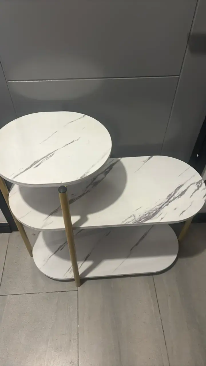 Estante decorativo tipo mármol con patas doradas - 2